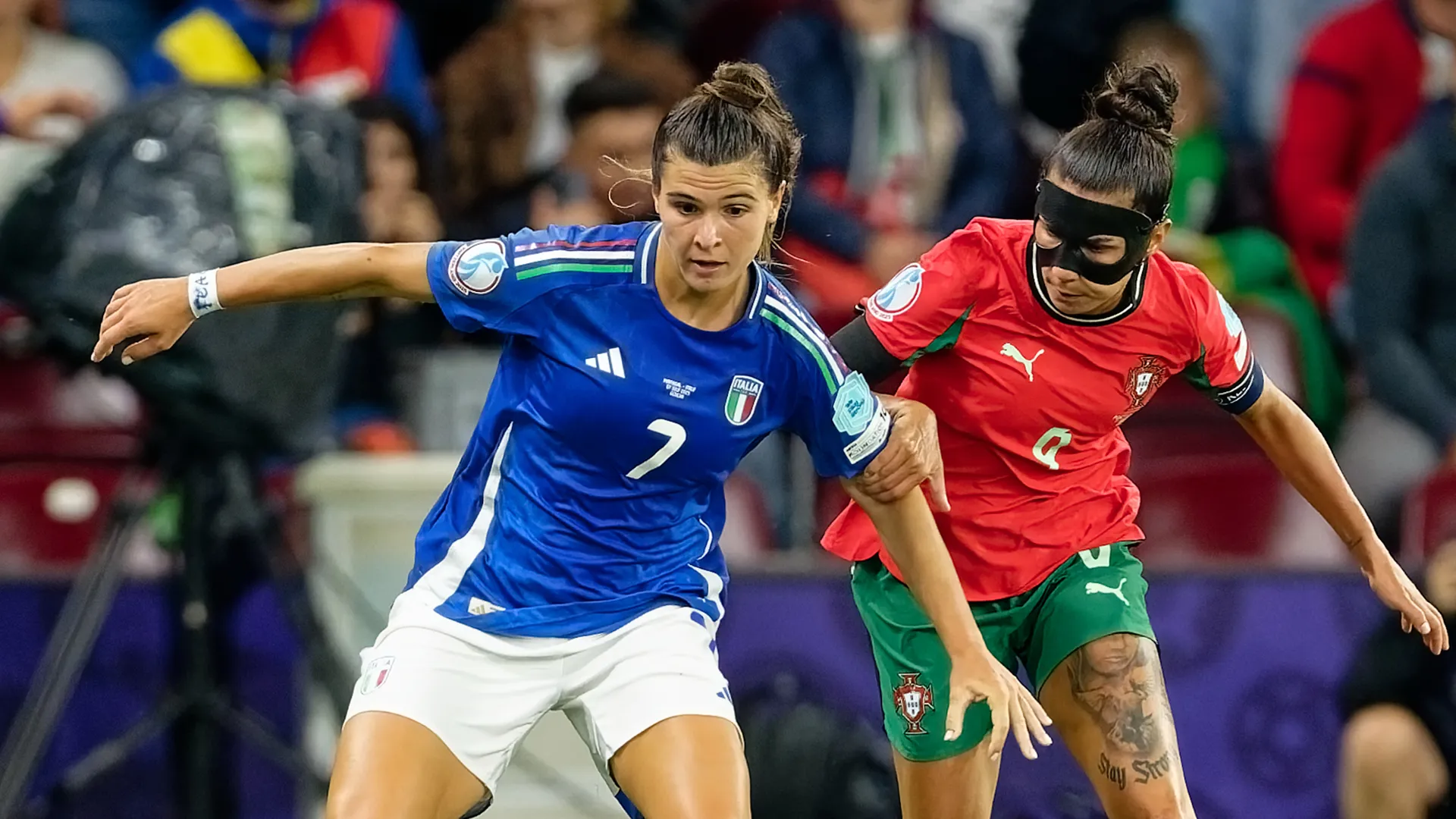 ... non a caso sta scendendo in campo con una maschera protettiva dopo un infortunio