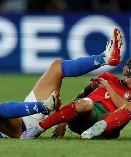 La donna mascherata quasi perde la testa e si fa cacciare: le foto