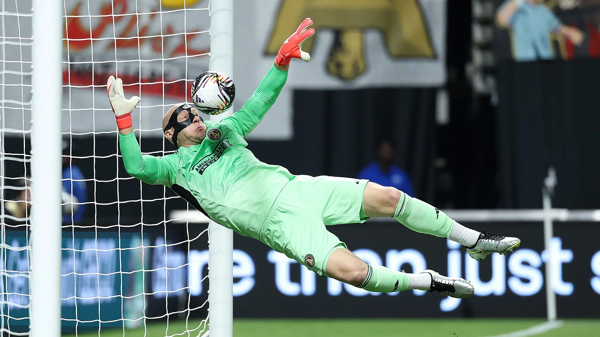 La sfortunata deviazione del portiere ha permesso alla palla di finire in rete...