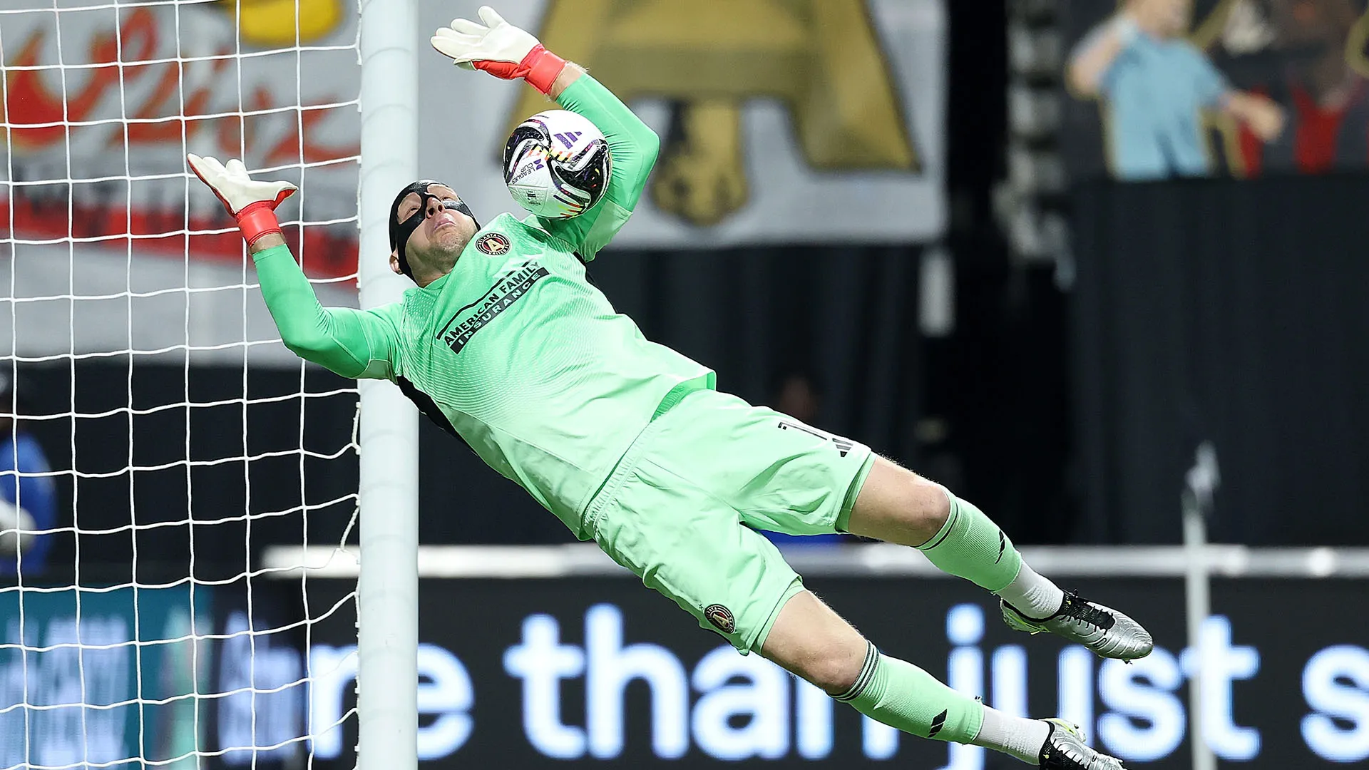 Il pallone ha sbattuto contro la traversa ed è rimbalzato sulla faccia di Brad Guzan