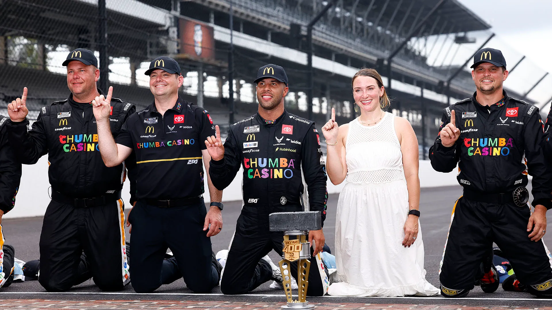 Presente anche la moglie del pilota, Amanda Wallace