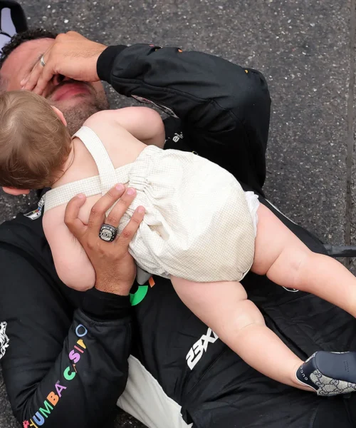 Crolla a terra dopo il traguardo: le foto di Bubba Wallace