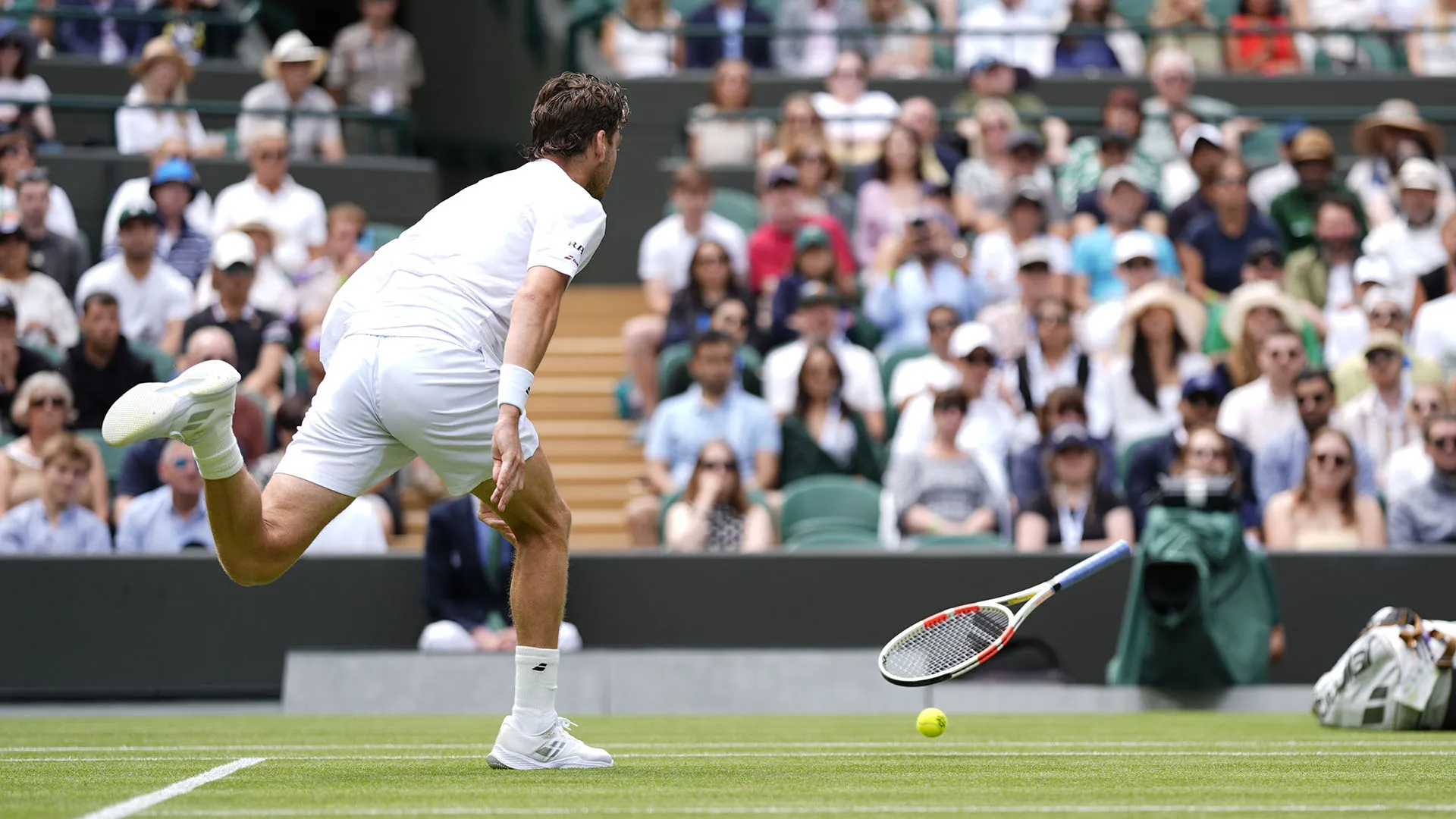 Il britannico durante il match ha lanciato la racchetta