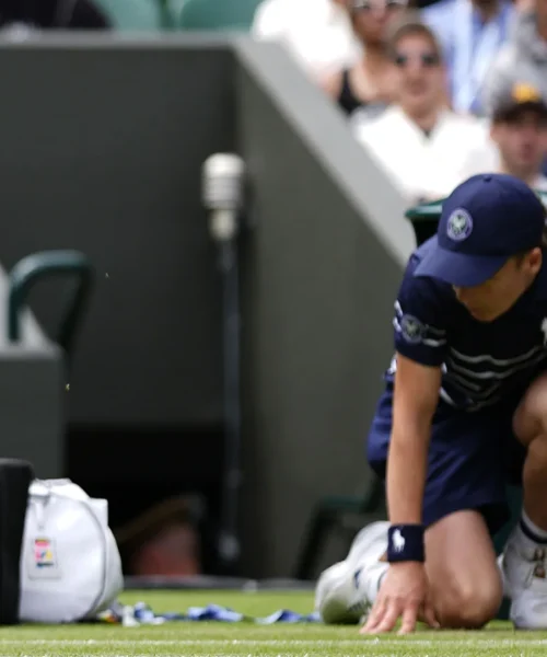 La racchetta sfiora il ragazzino, grande paura a Wimbledon: le foto