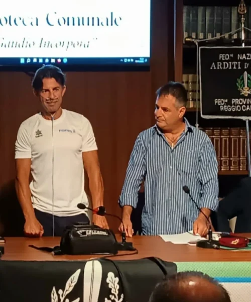 Testimone di verità, dolore e speranza: Carlo Calcagni raccoglie l’abbraccio di Locri