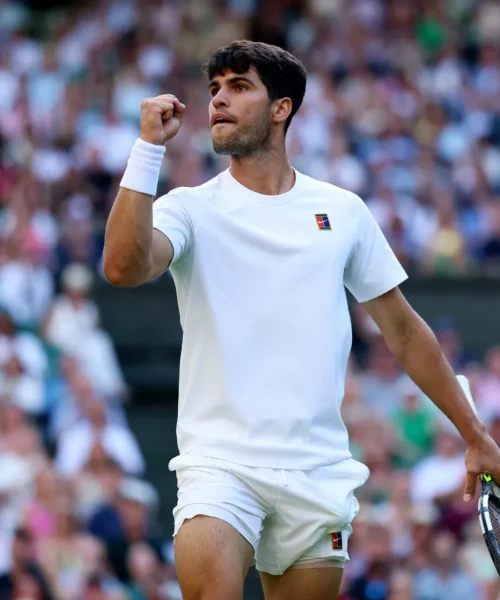 Carlos Alcaraz cede un set ma va negli ottavi di Wimbledon