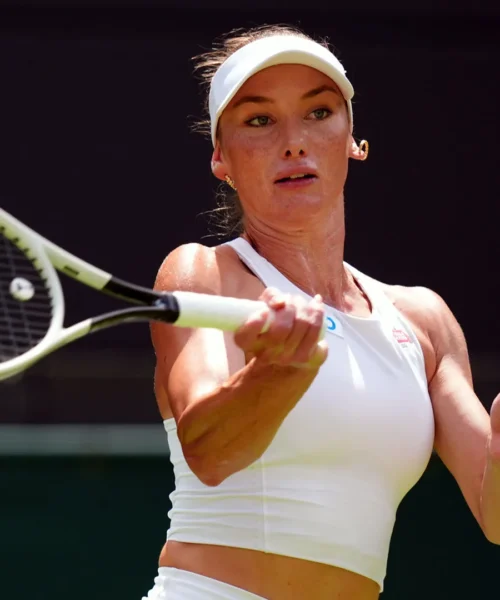 La tennista-modella denuncia gli attacchi degli haters: le foto