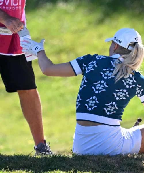 Paura per la golfista: via in barella dopo il malore in campo. Foto