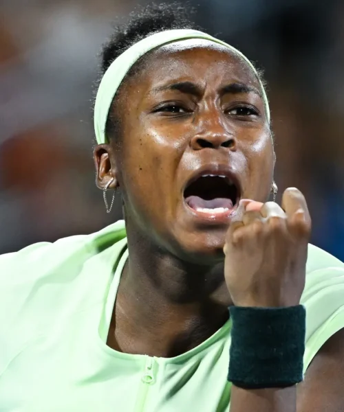 Coco Gauff spara palline dappertutto e si innervosisce ma poi stende la Collins: le foto