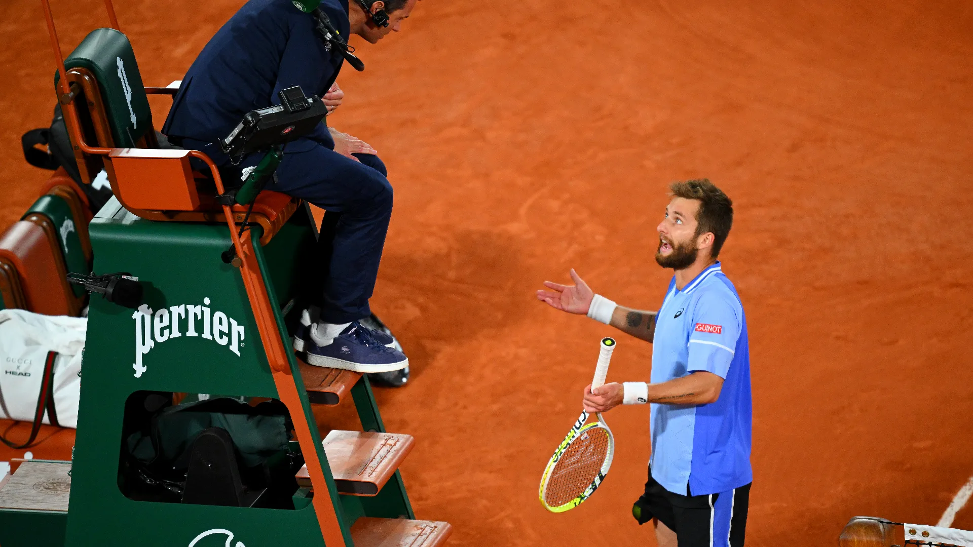Il tennista spesso discute anche con gli arbitri
