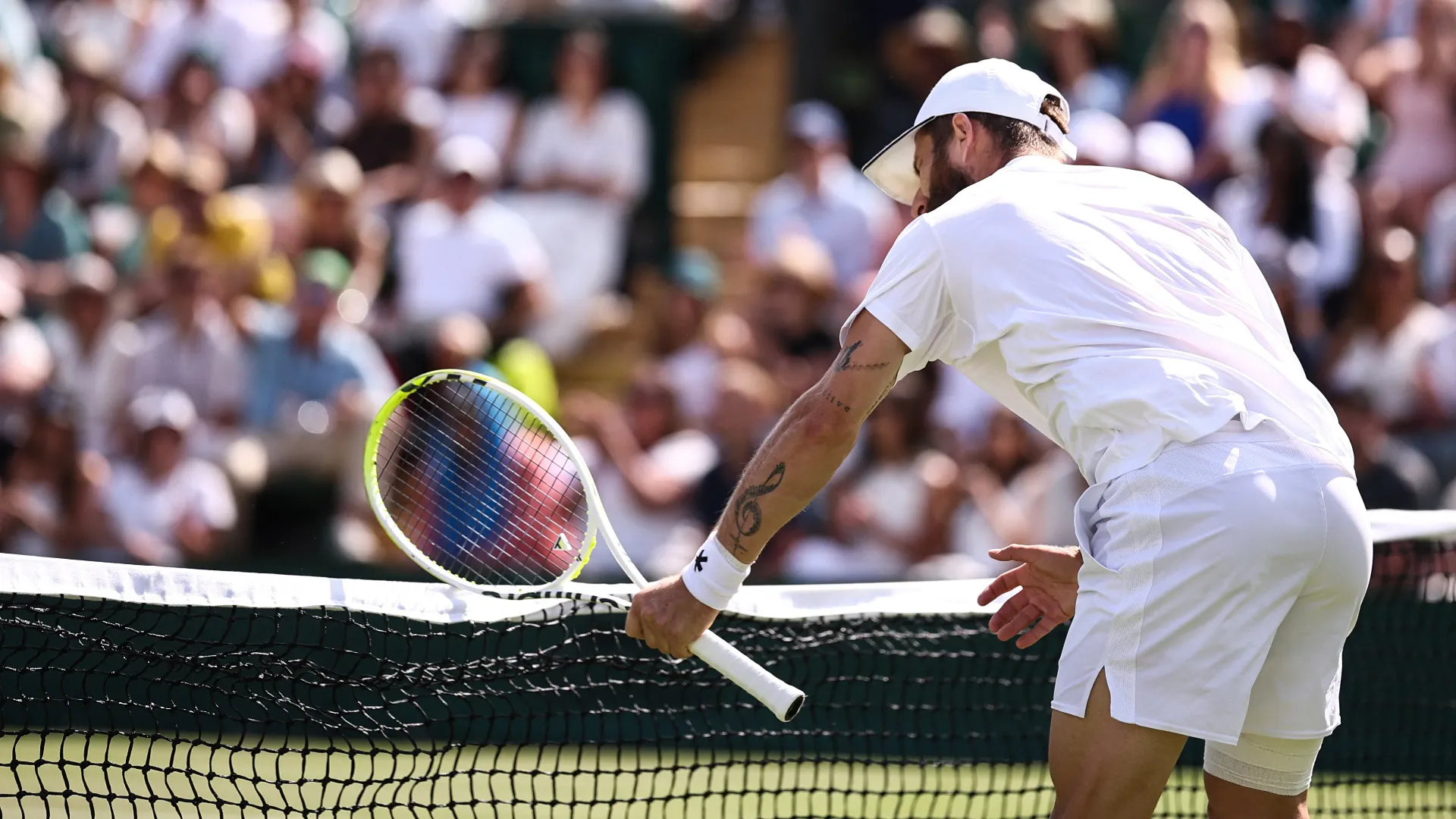 Scatto d'ira a Wimbledon: le foto del brutto gesto di Corentin Moutet
