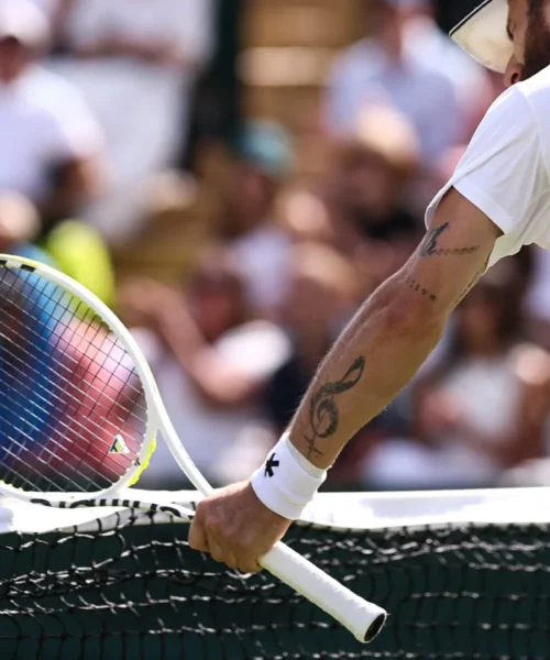 Scatto d’ira a Wimbledon: le foto del brutto gesto di Corentin Moutet