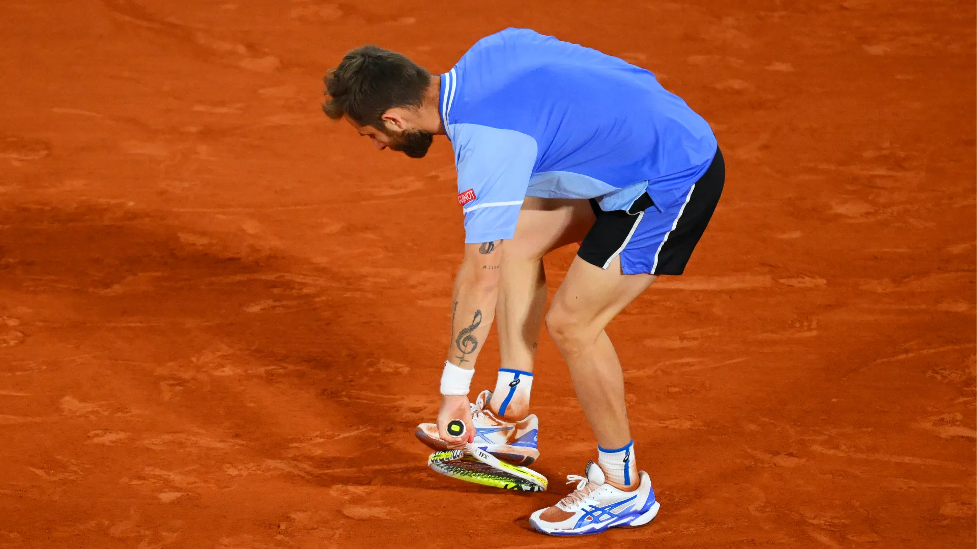 Sono diverse le racchette danneggiate o rotte dal tennista francese nel corso della sua carriera
