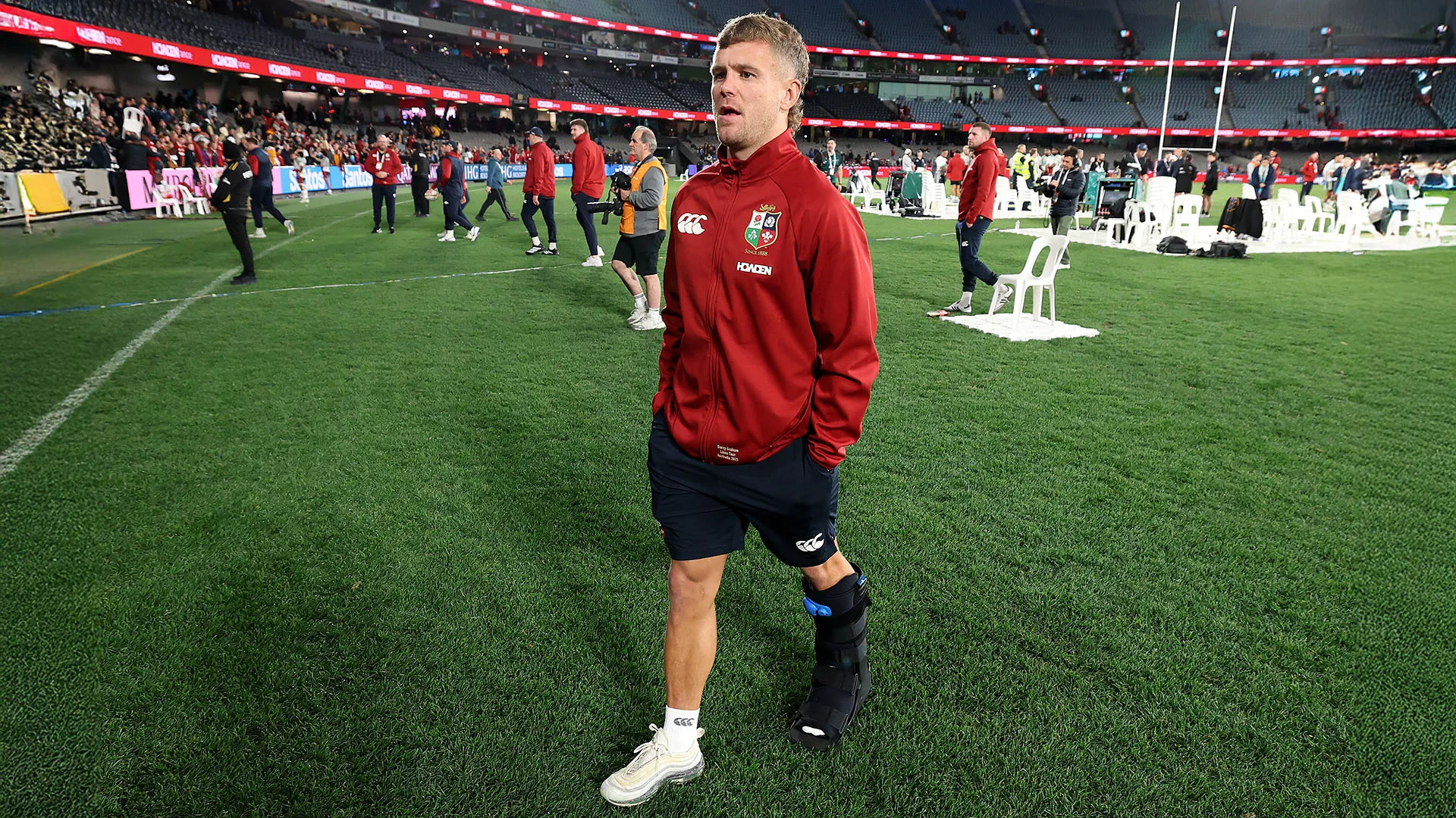 Al termine del match è tornato in campo con un vistoso tutore alla caviglia sinistra