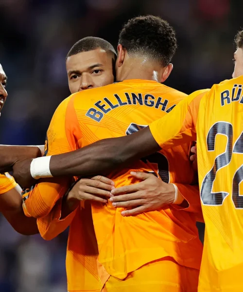 Xabi Alonso accompagna all’uscita David Alaba e Antonio Rüdiger. Foto