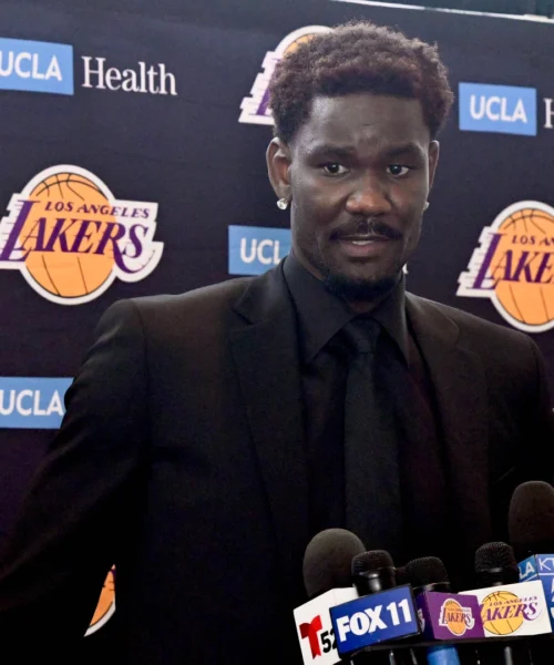 NBA: Ayton si mette subito al servizio di Doncic e James