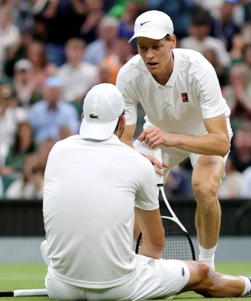 Le foto: Jannik Sinner consola Grigor Dimitrov dopo il dramma sportivo di Wimbledon