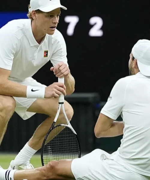 Grigor Dimitrov si ritira a un passo dall’impresa, Jannik Sinner ai quarti col brivido
