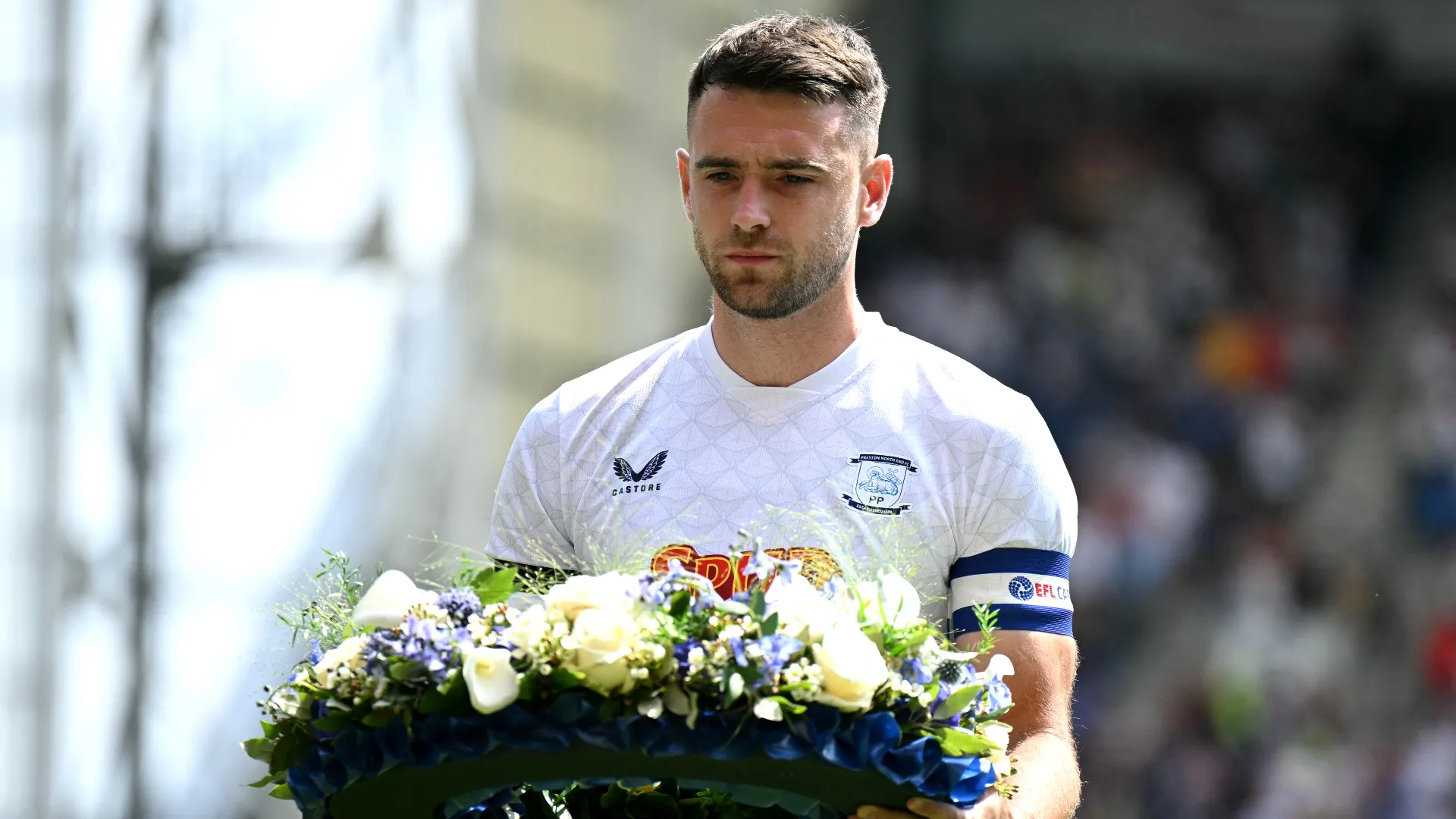 I calciatori del Preston North End Football Club hanno portato dei fiori in omaggio a Diogo Jota
