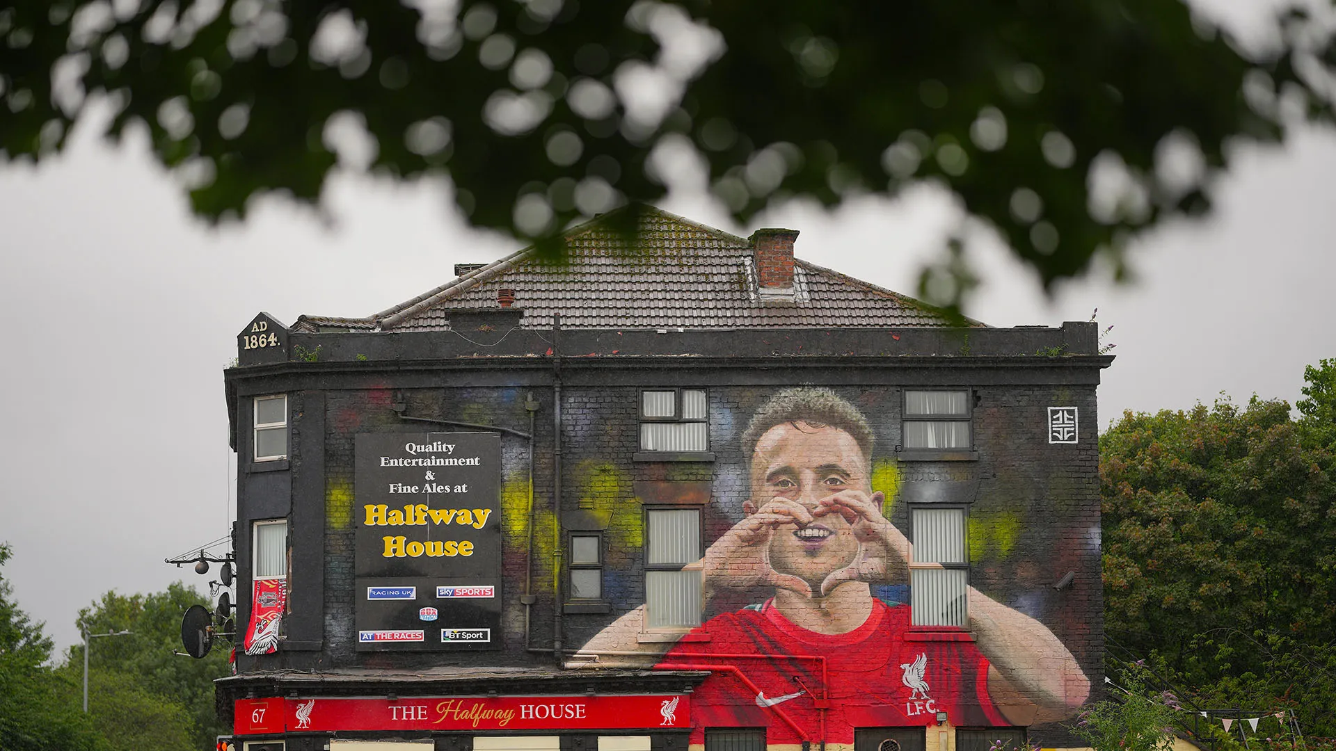 Tantissimi tifosi del Liverpool e non solo sono andati a scattare una foto al murales
