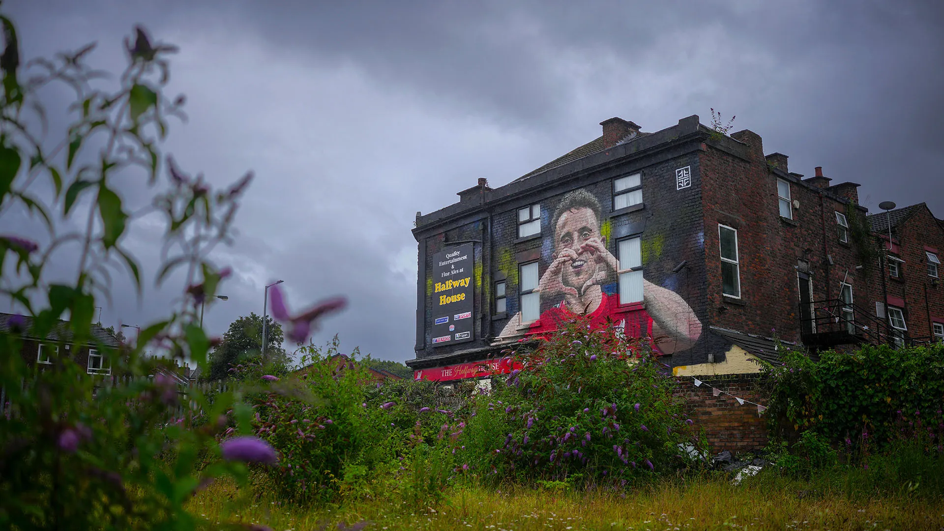 L'opera è stata realizzata sulla facciata di un pub di Liverpool
