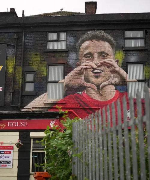 Un’opera nel cuore di Liverpool per ricordare Diogo Jota: le immagini