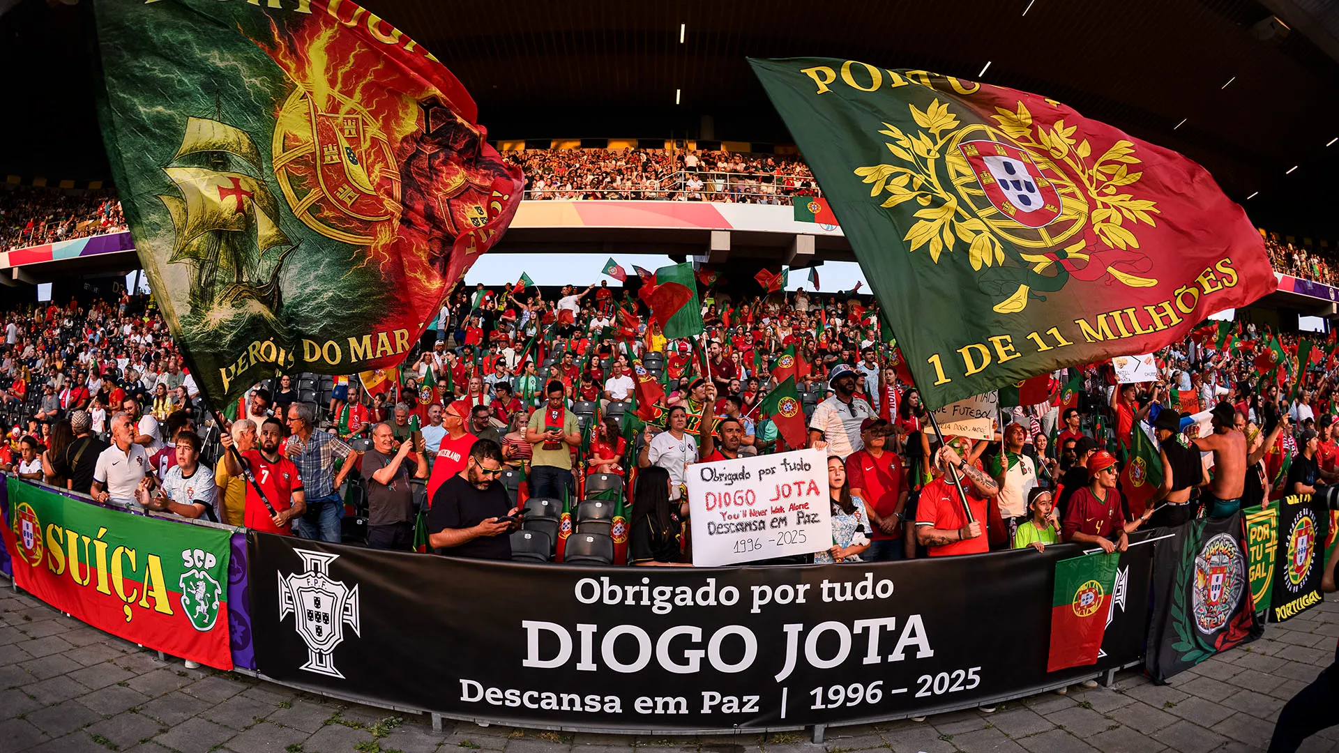 Durante la partita i tifosi portoghesi hanno reso omaggio a Diogo Jota