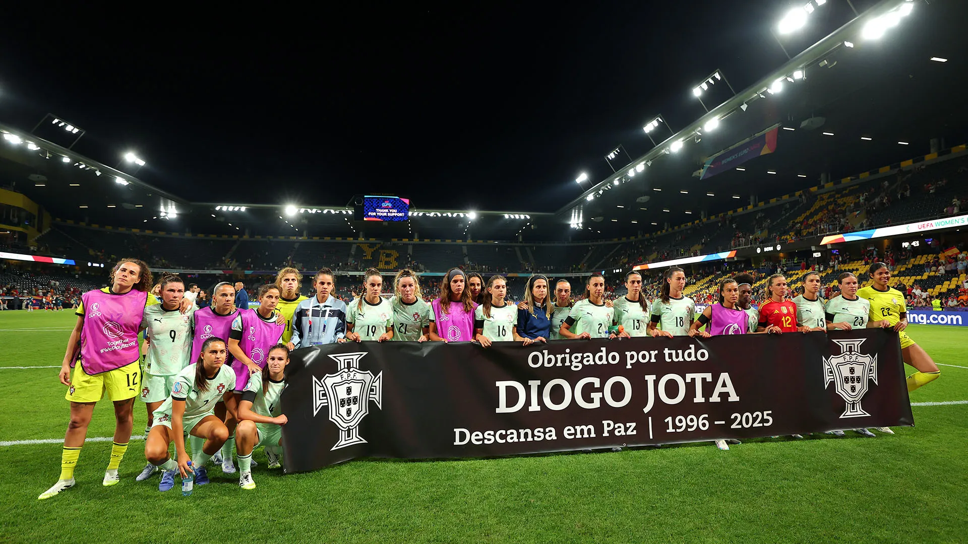 Anche le calciatrici hanno esposto uno striscione per il calciatore deceduto in un incidente stradale