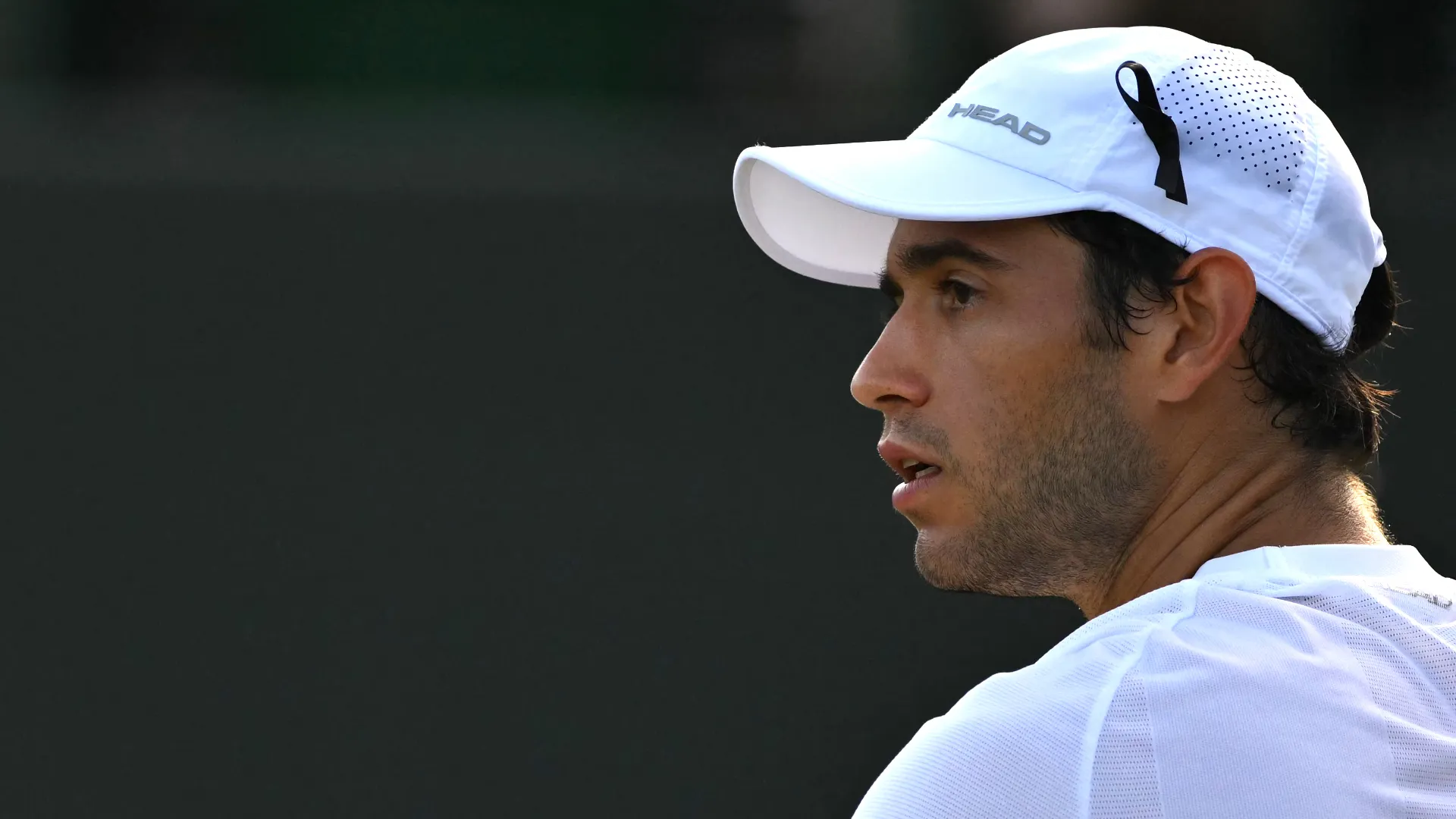 Il tennista ha applicato sul suo cappellino un nastro in segno di lutto
