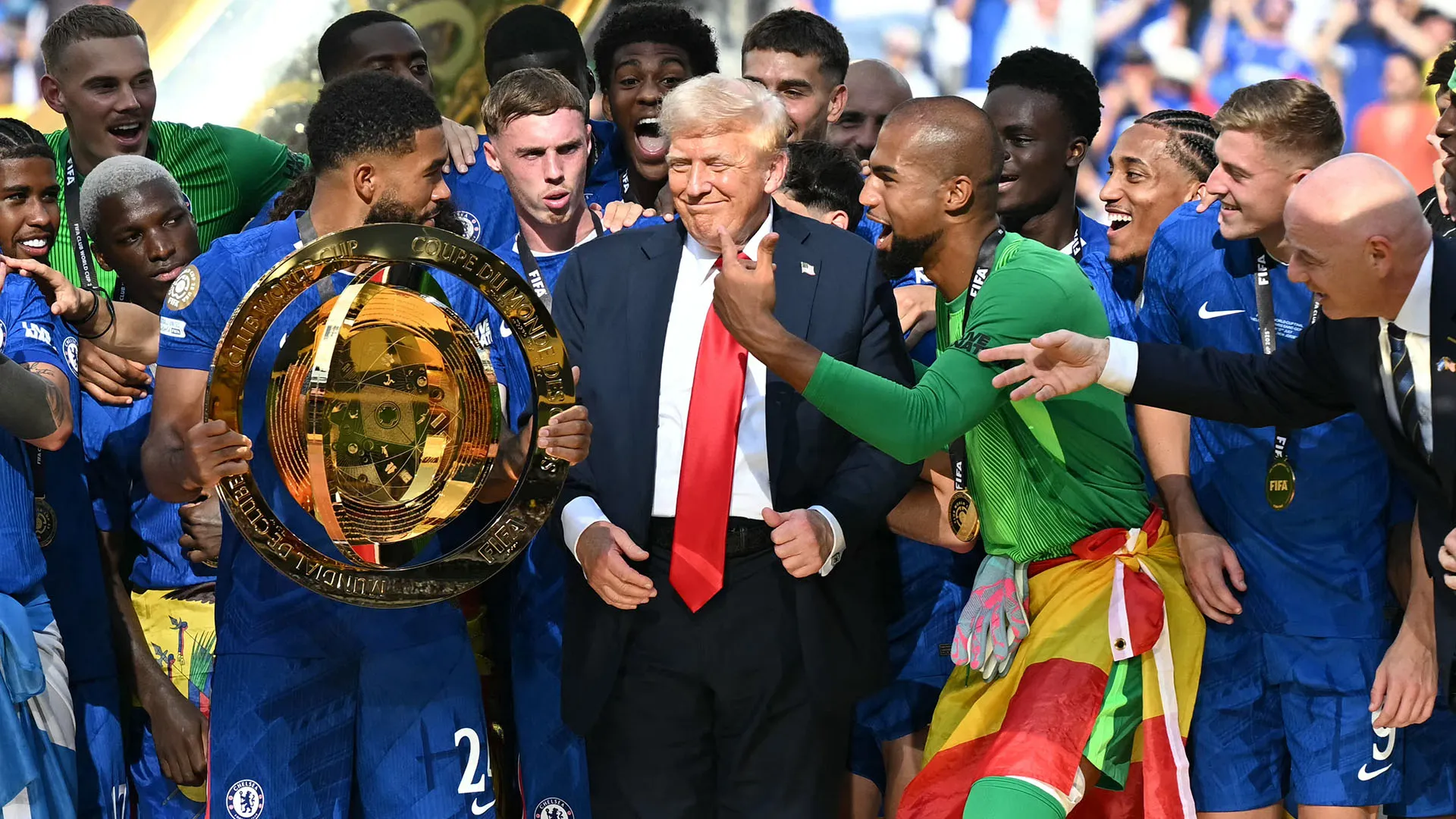 Donald Trump si intrufola all'improvviso nella festa del Chelsea