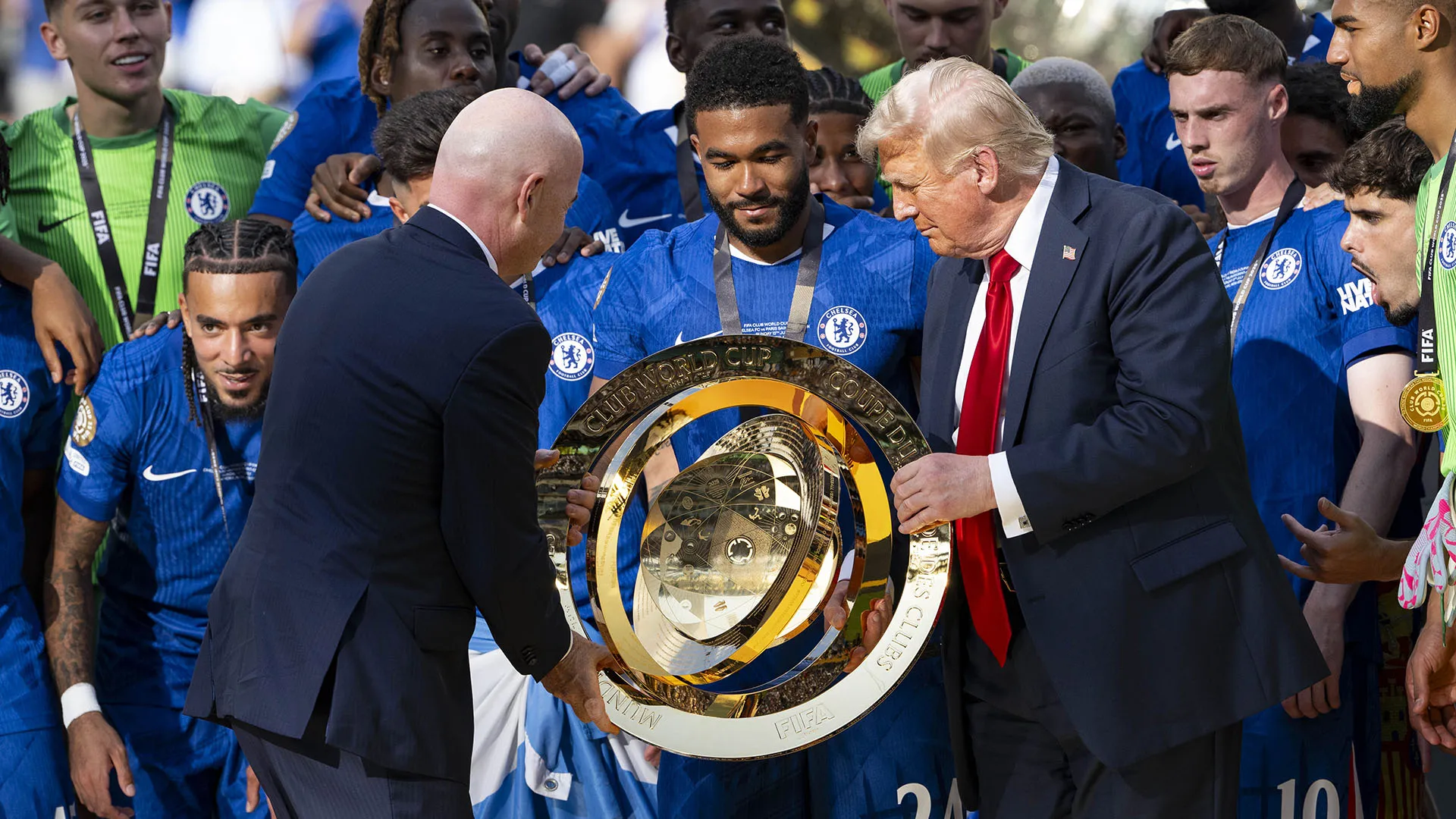 Il presidente degli Stati Uniti ha festeggiato con i giocatori Blues durante le celebrazioni per la vittoria del Mondiale per club