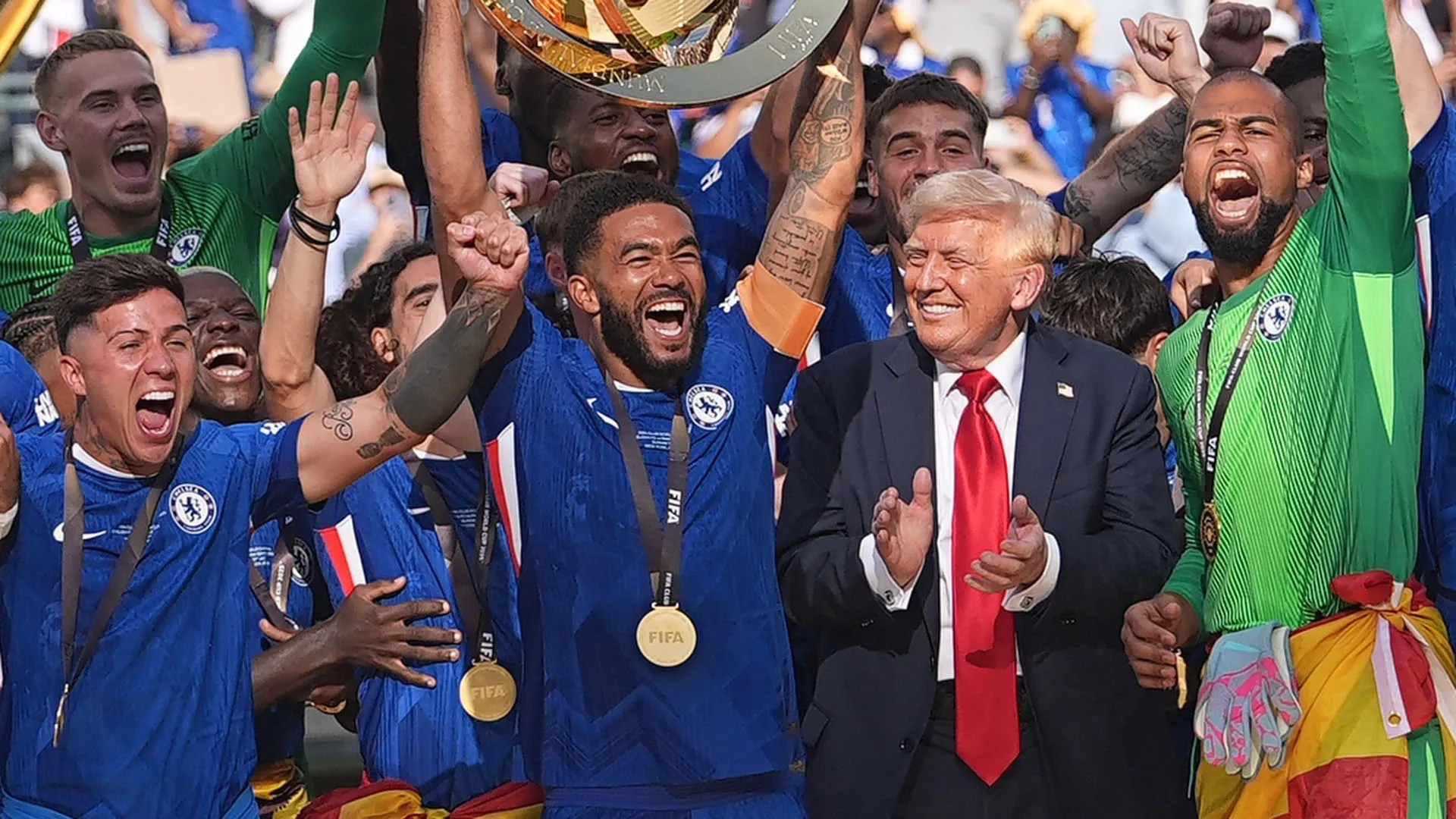 Il Chelsea ha battuto il PSG campione d'Europa grazie alla doppietta di Cole Palmer e al gol di Joao Pedro