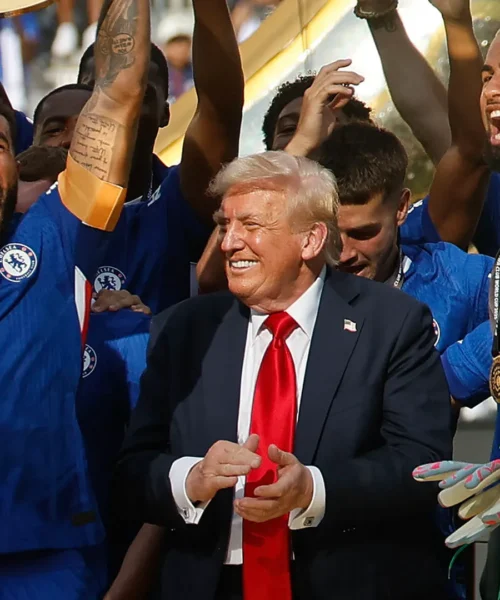 Donald Trump si intrufola all’improvviso nella festa del Chelsea: le foto