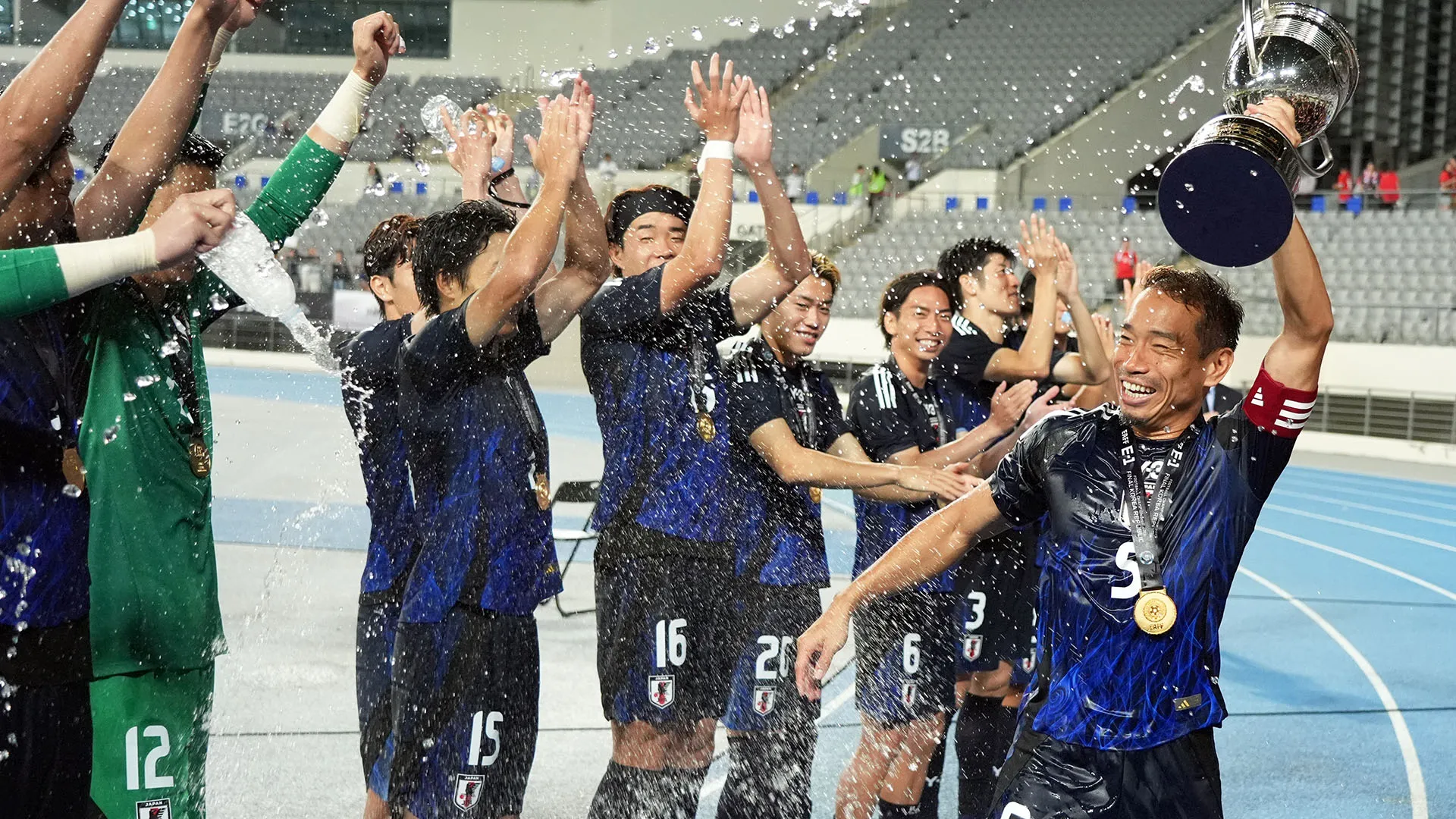Grande festa dopo la vittoria del trofeo: ecco Nagatomo
