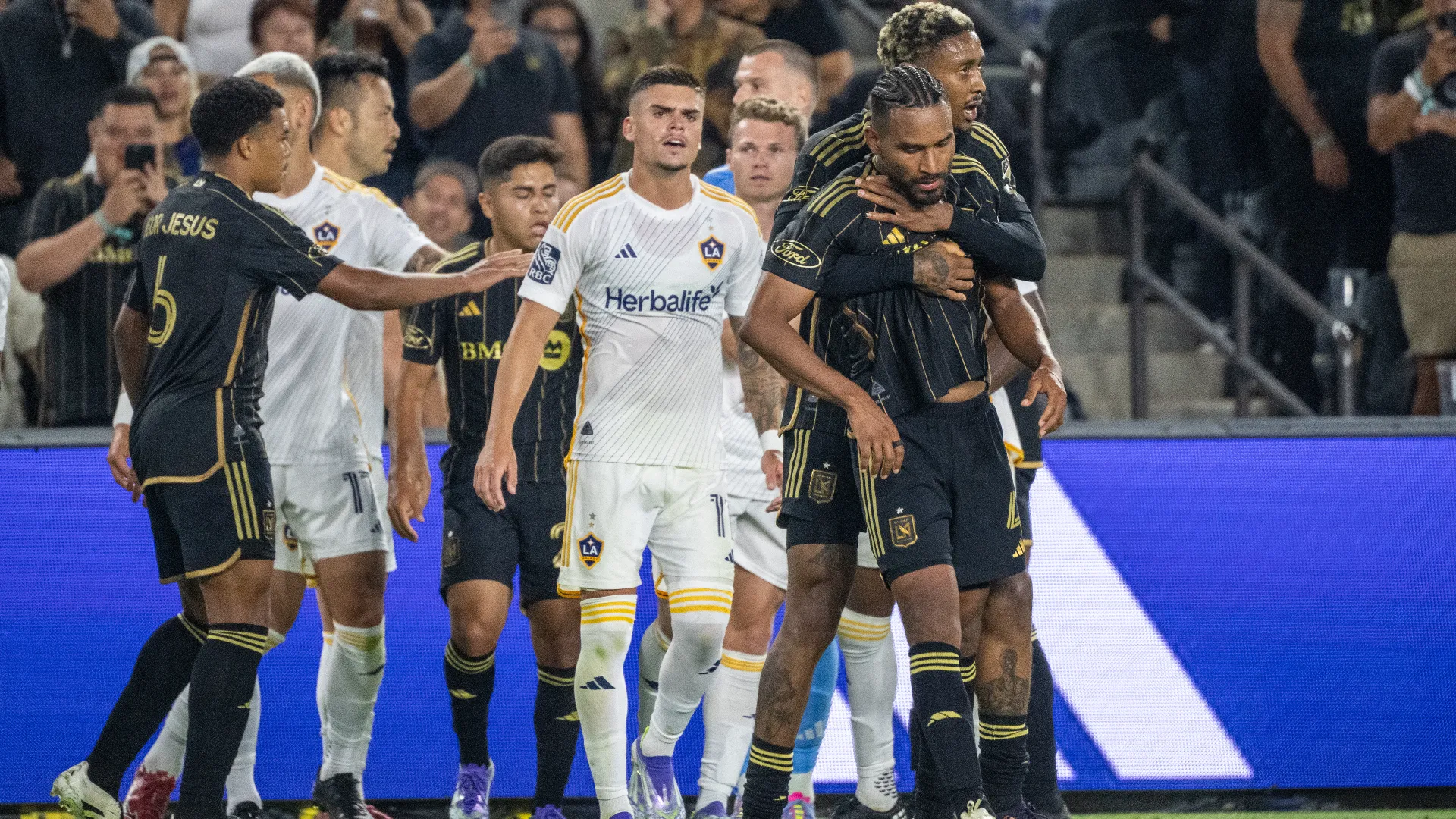 Scene assurde quelle viste durante Los Angeles FC-Los Angeles Galaxy
