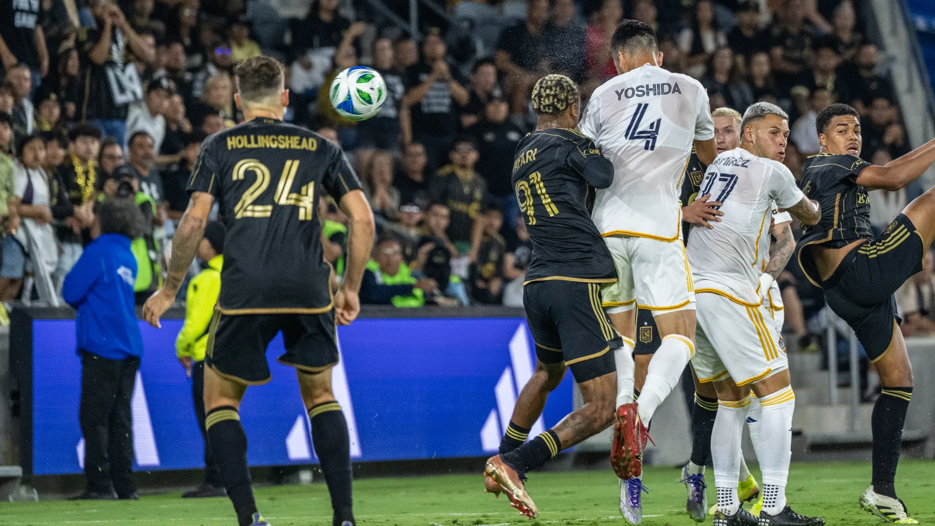 Al settimo minuto di recupero, grazie anche alla superiorità numerica, i Los Angeles Galaxy hanno pareggiato con Yoshida