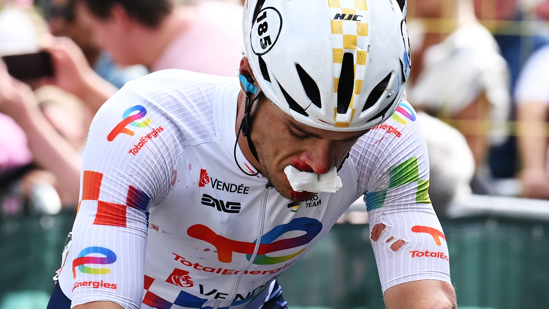 Il campione ha tagliato il traguardo con varie ferite al naso e alla bocca
