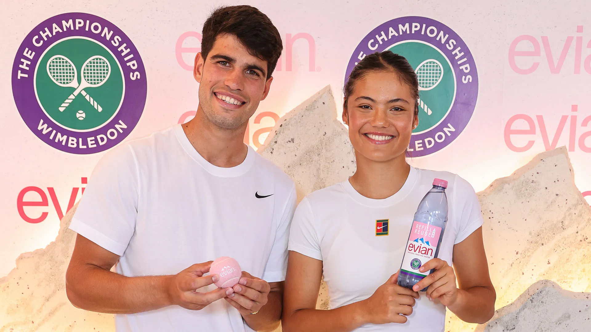 Prima dell'inizio del torneo di Wimbledon, Raducanu e Alcaraz hanno posato insieme per questioni di sponsor, moltiplicando le indiscrezioni
