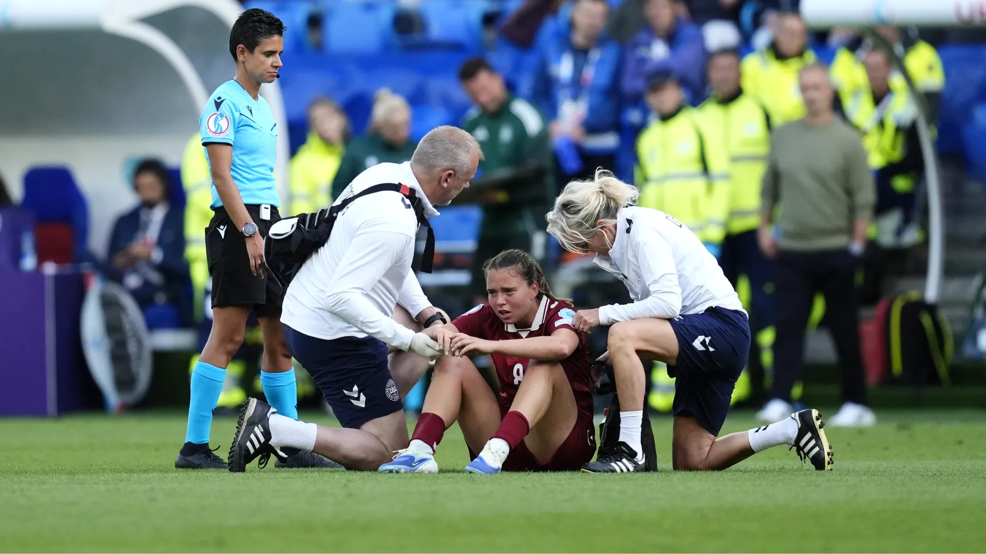 L'arbitro ha chiamato lo staff medico che si è precipitato per soccorrere la campionessa
