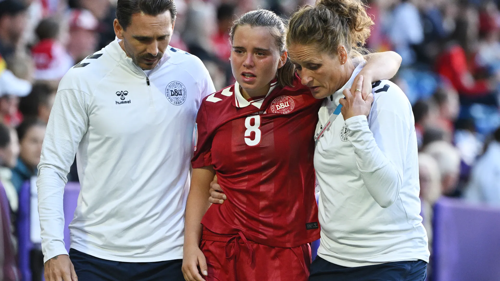 Le calciatrici danesi si sono precipitate a soccorrerla mentre la Germania ne ha approfittato e ha segnato
