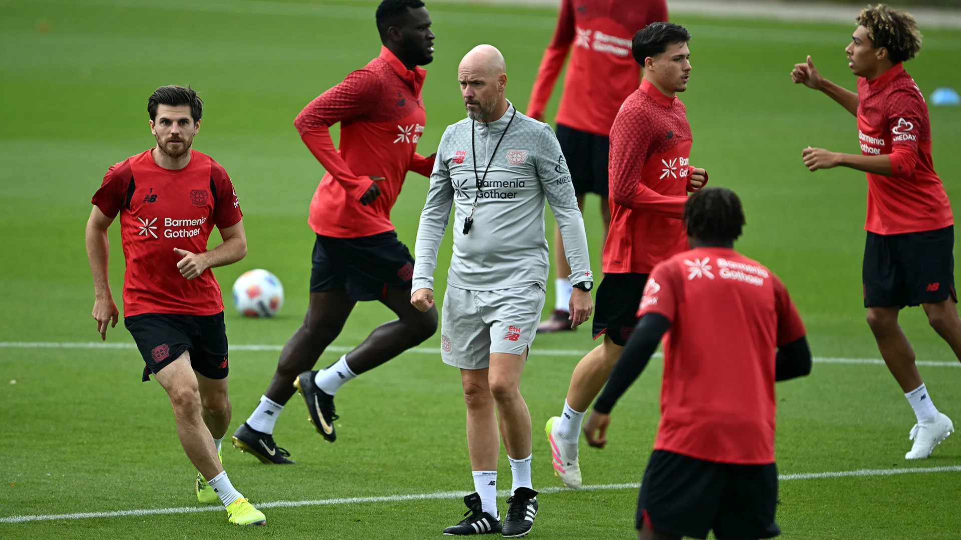 Tensione a Leverkusen, Ten Hag blocca il giocatore: "Non te ne vai"