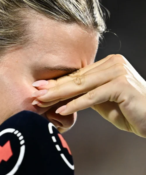 La tennista-modella scoppia in lacrime in campo: le foto