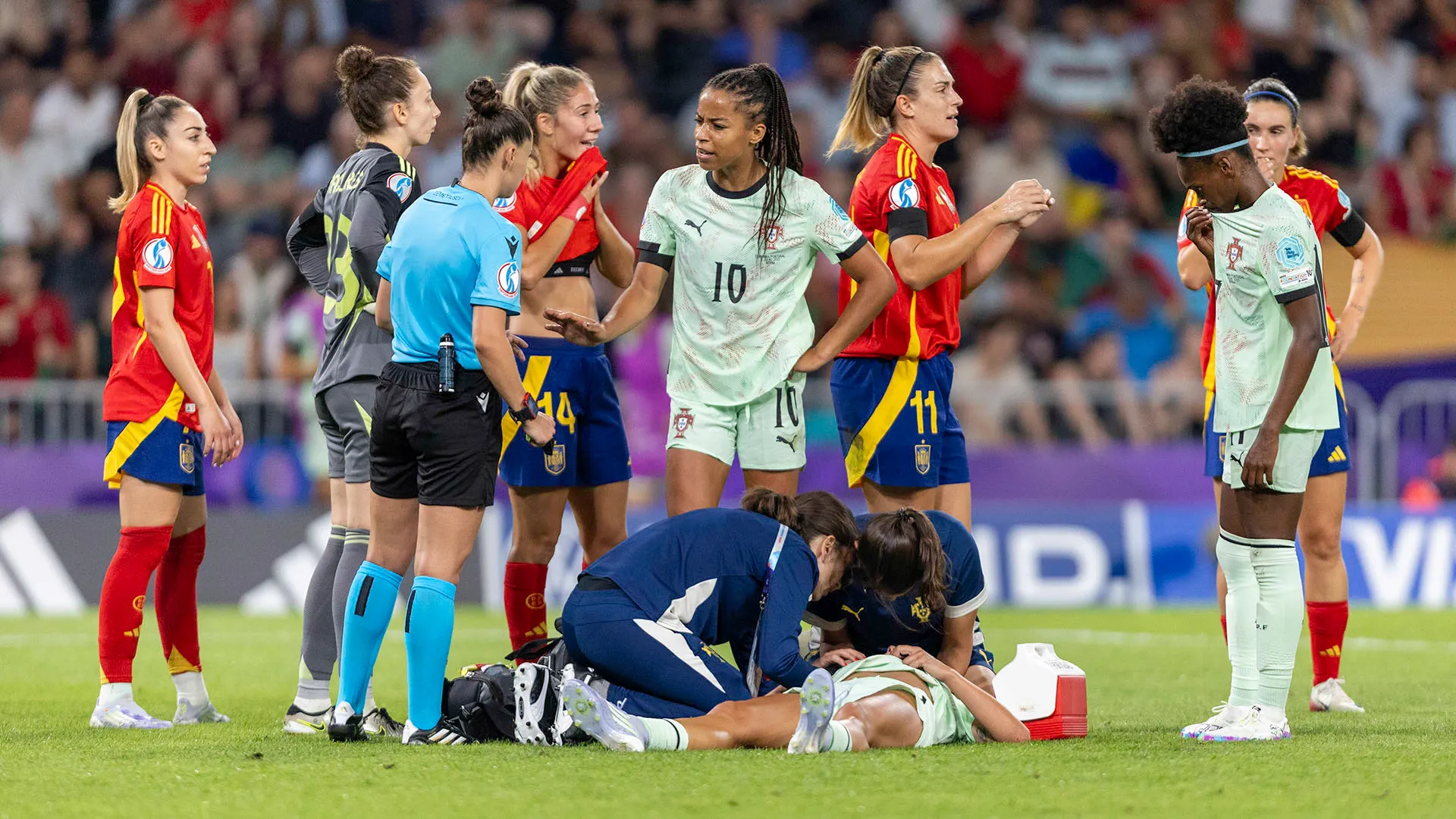 L'arbitro ha ovviamente sospeso il gioco per permettere le cure a Fatima Pinto