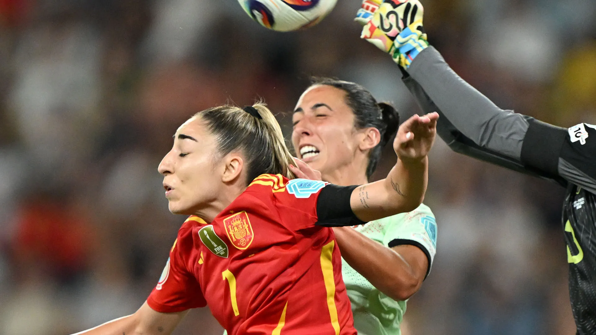 La stella portoghese stava tentando di intercettare un pallone aereo