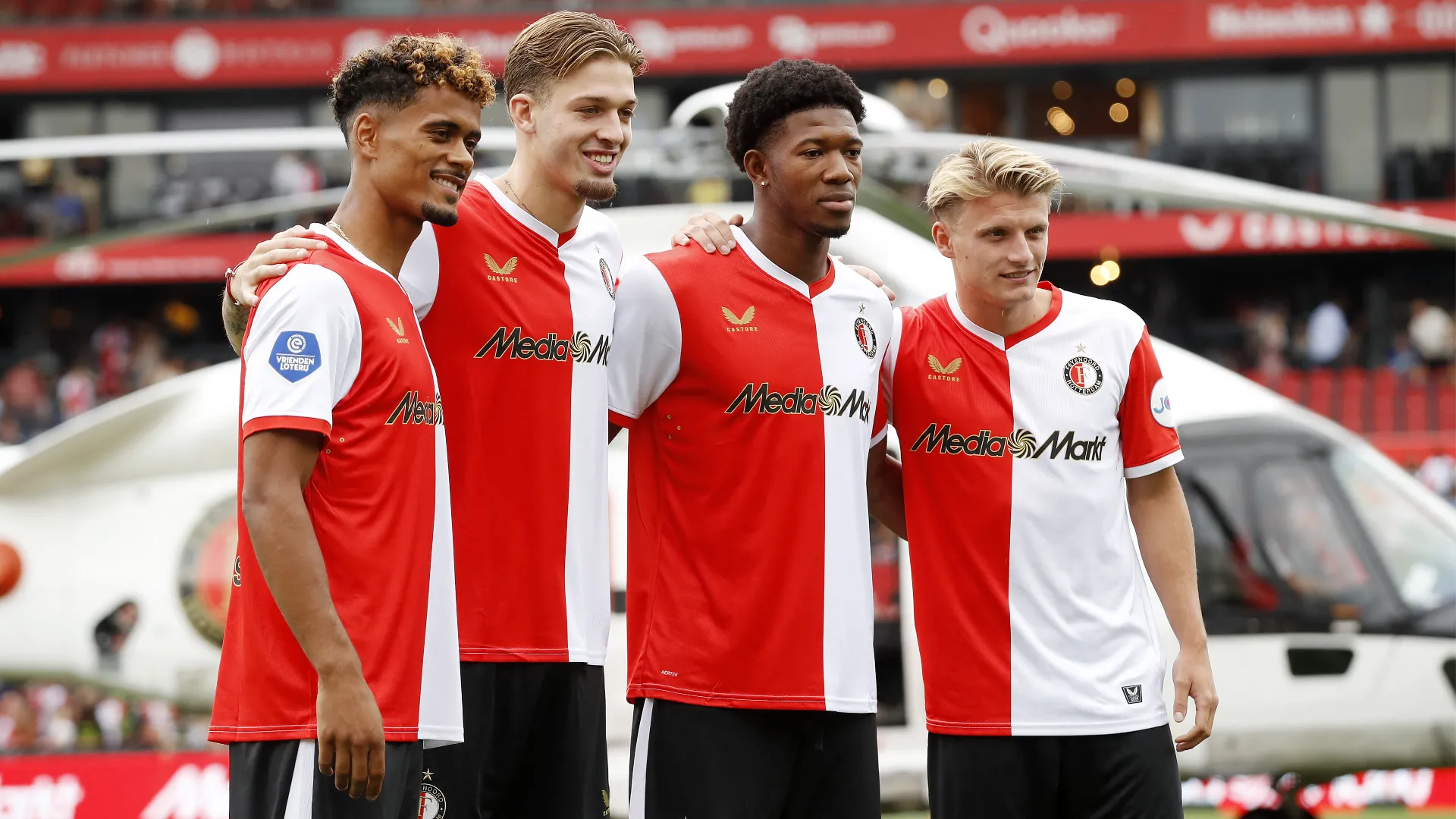 I nuovi calciatori del Feyenoord hanno salutato il pubblico presente