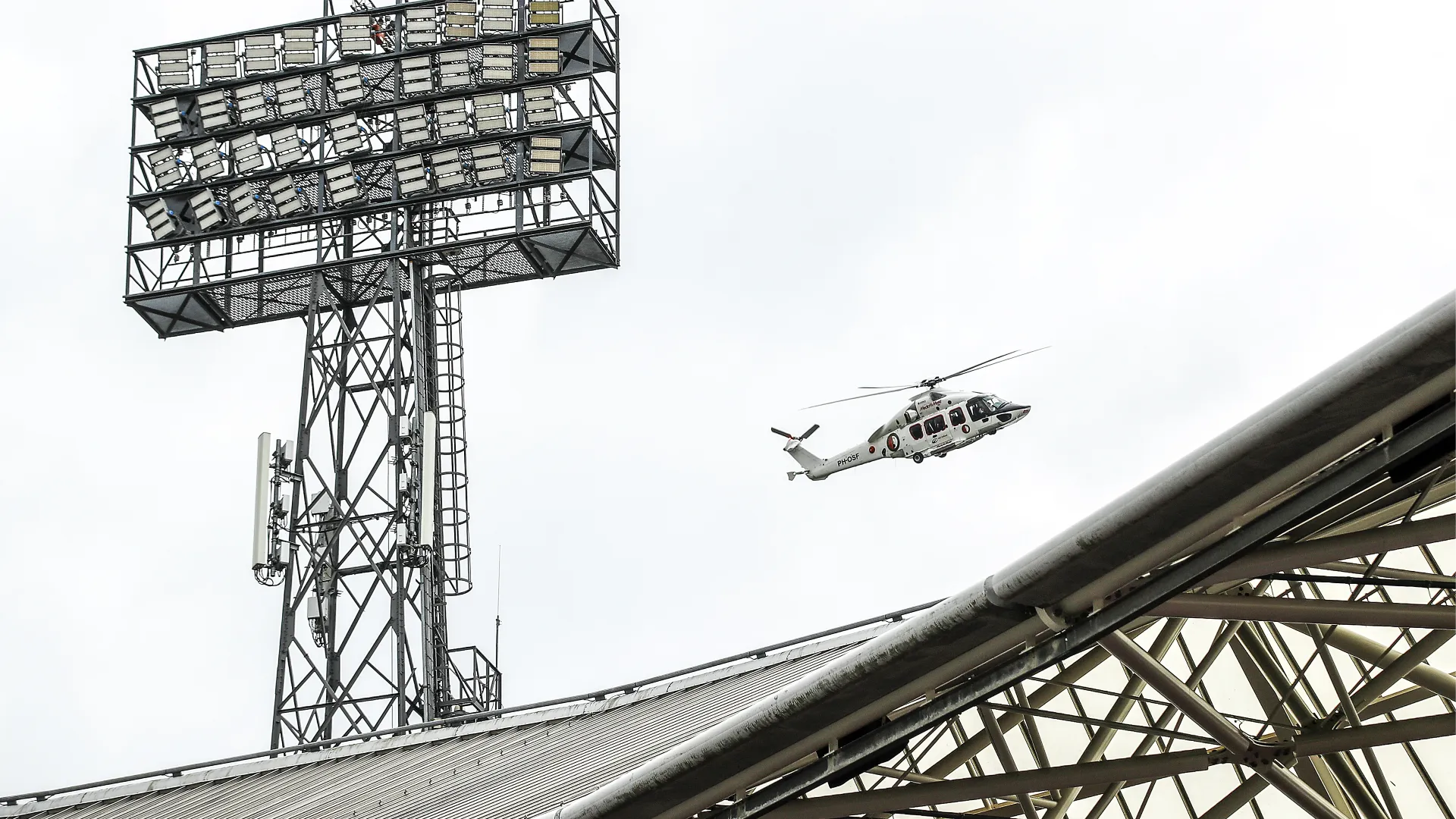 Il velivolo ha sorvolato lo stadio un paio di volte prima di atterrare in campo

