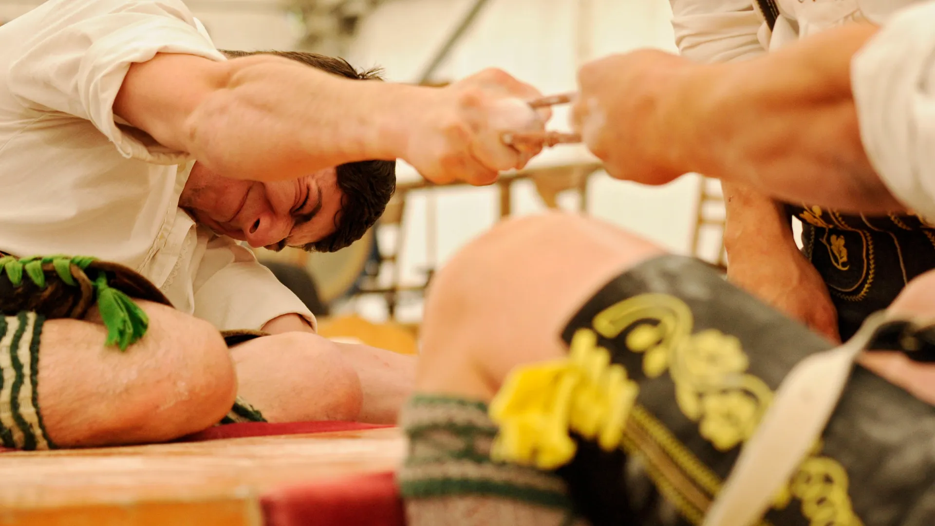 Il Campionato di Finger Wrestling è uno sport tradizionale rurale praticato in costumi bavaresi dal 1959