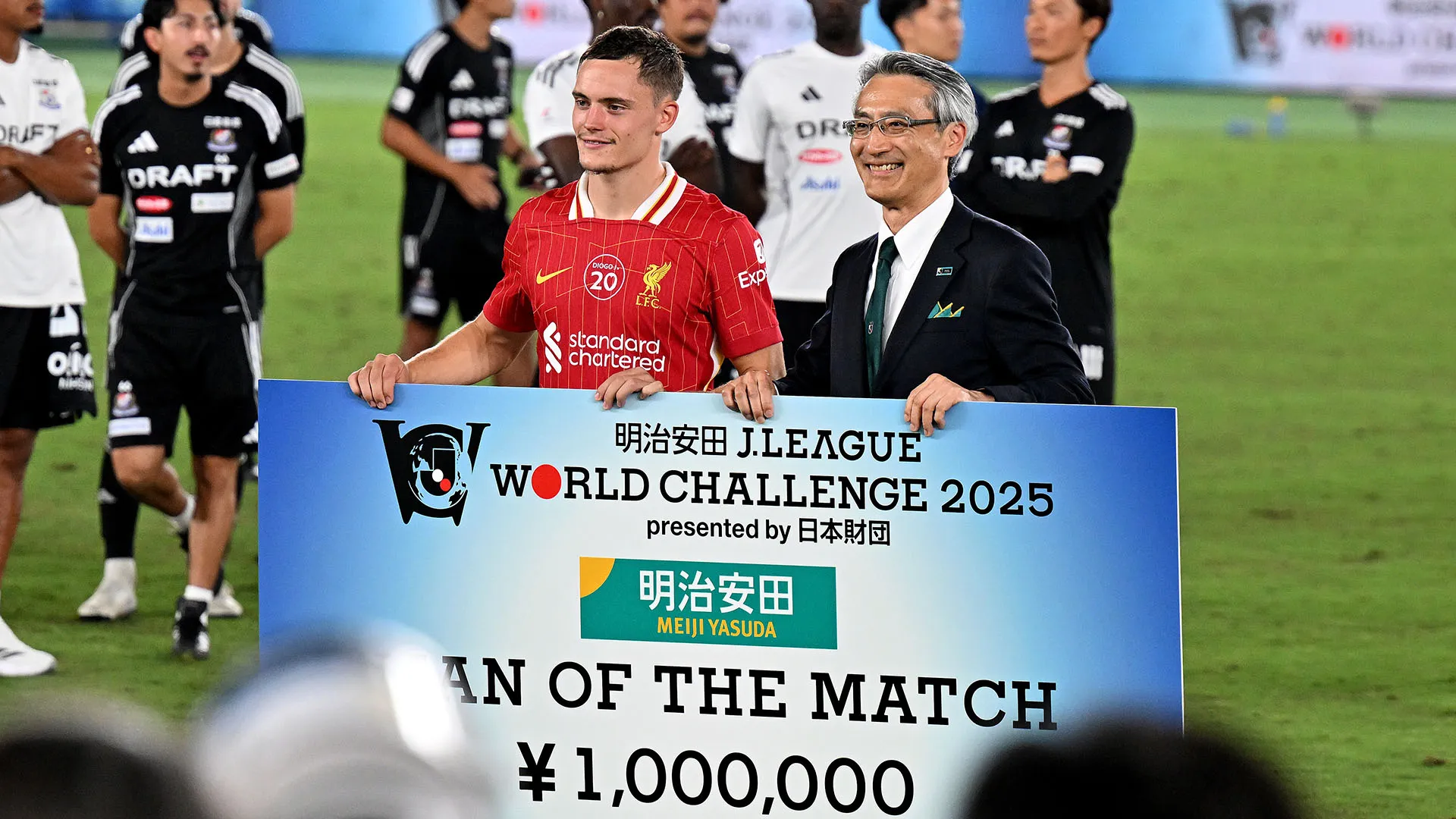 A fine partita il campione è stato premiato con un assegno da 1'000'000 yen, circa 5'000 sterline
