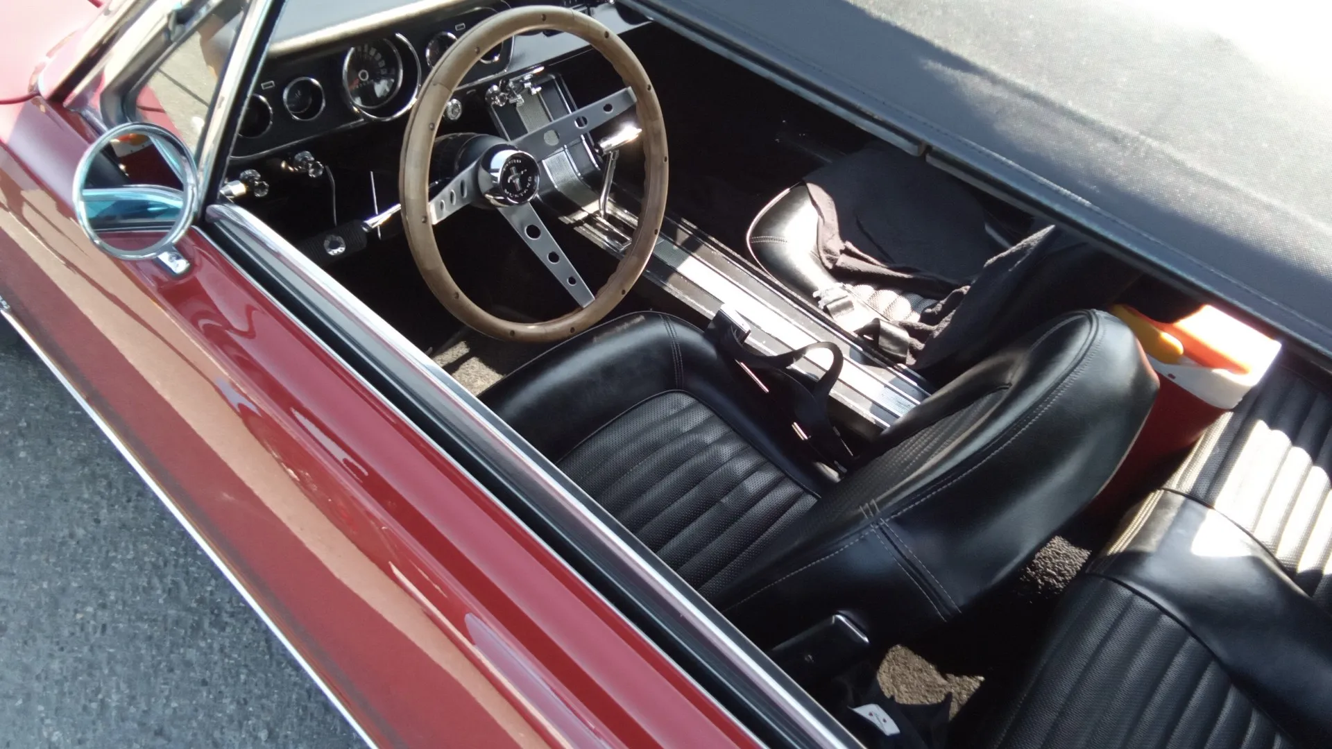 Come base tecnica viene scelto il pianale della Ford Falcon, rinforzato e ridimensionato.