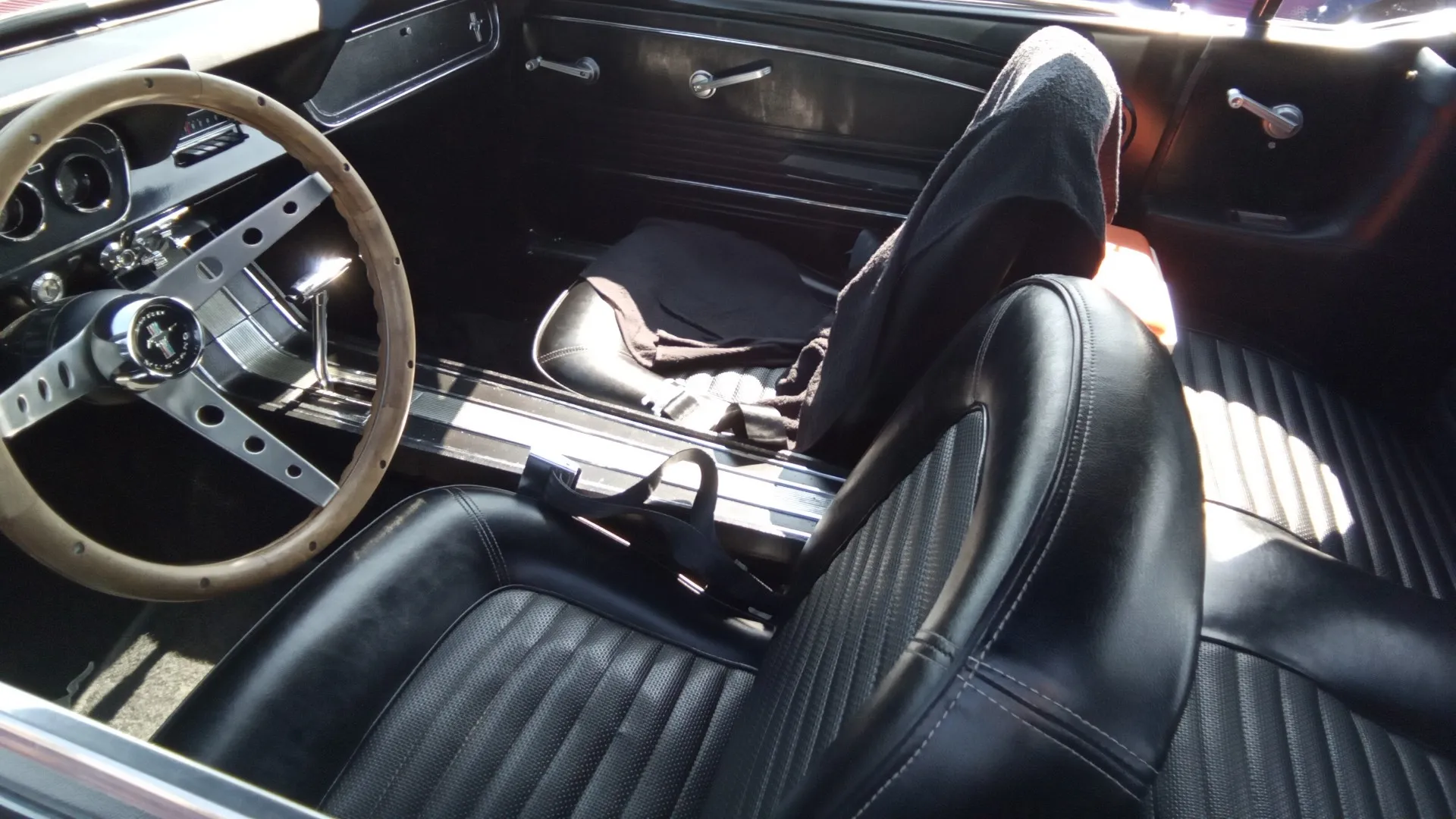 Con 4,6 metri di lunghezza e 1,78 di larghezza, l'auto è considerata compatta.